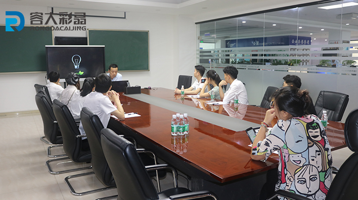 容大彩晶技術總監(jiān)為客戶團隊培訓多媒體觸摸一體機的軟件、硬件使用方法！